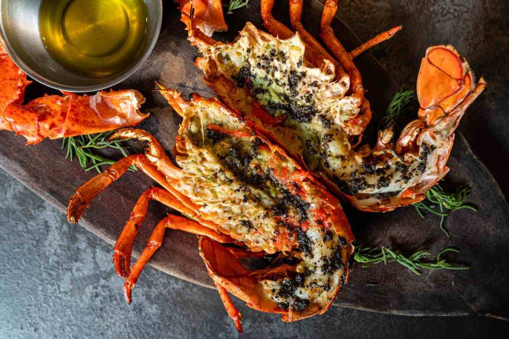 décortiquer un homard cuit