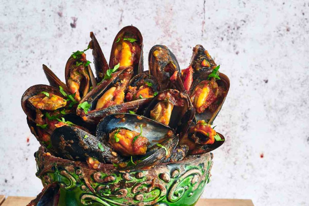 un plateau de fruits de mer avec coquillages