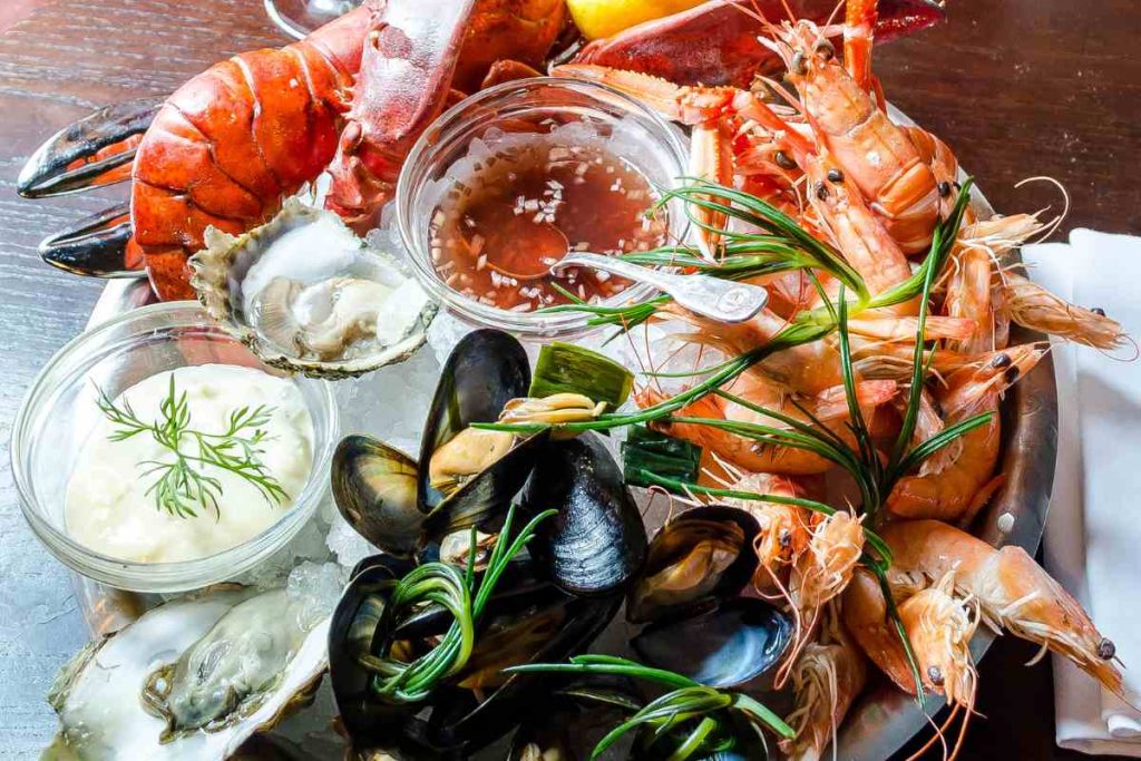 un plateau de fruits de mer avec crustacés